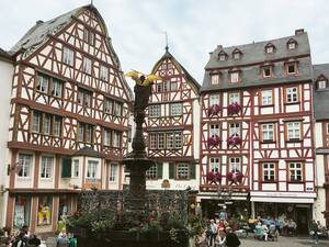 La place du marché médiévale de Bernkastel-Kues est entourée de maisons à pignons et à colombages du 17e siècle.