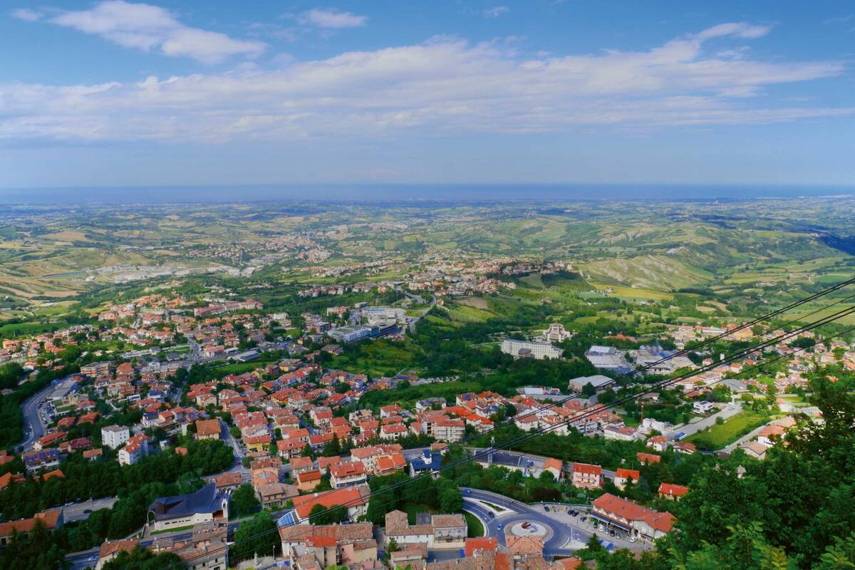 La vue sur Saint-Marin va jusqu&#039;en Italie, avec la côte adriatique à l’arrière-plan.
