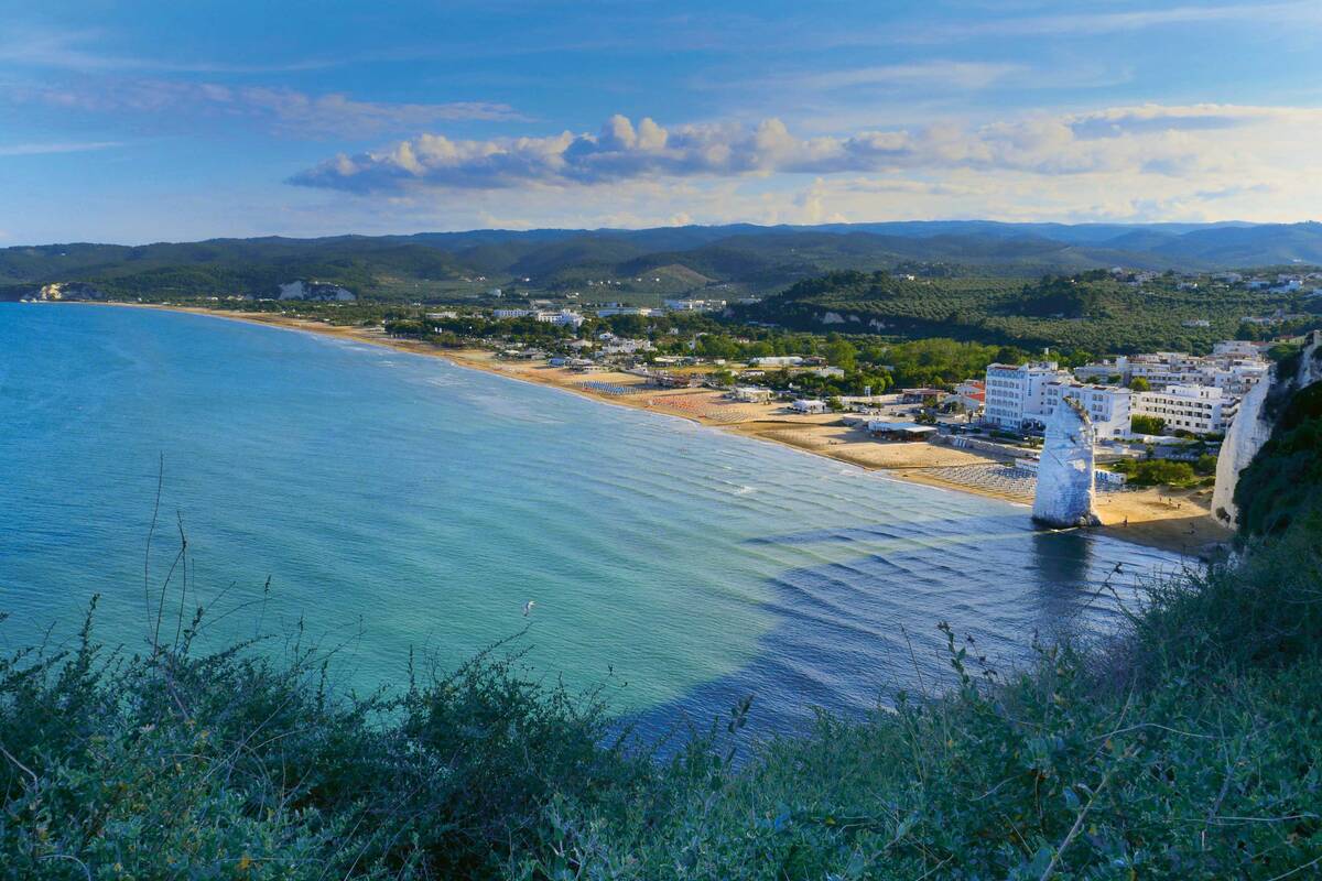 L&#039;emblème de Vieste, le Pizzomunno, un grand rocher de pierre calcaire autour duquel s’est construite une légende fascinante, domine la plage du même nom, idéale pour bronzer, nager et se promener.