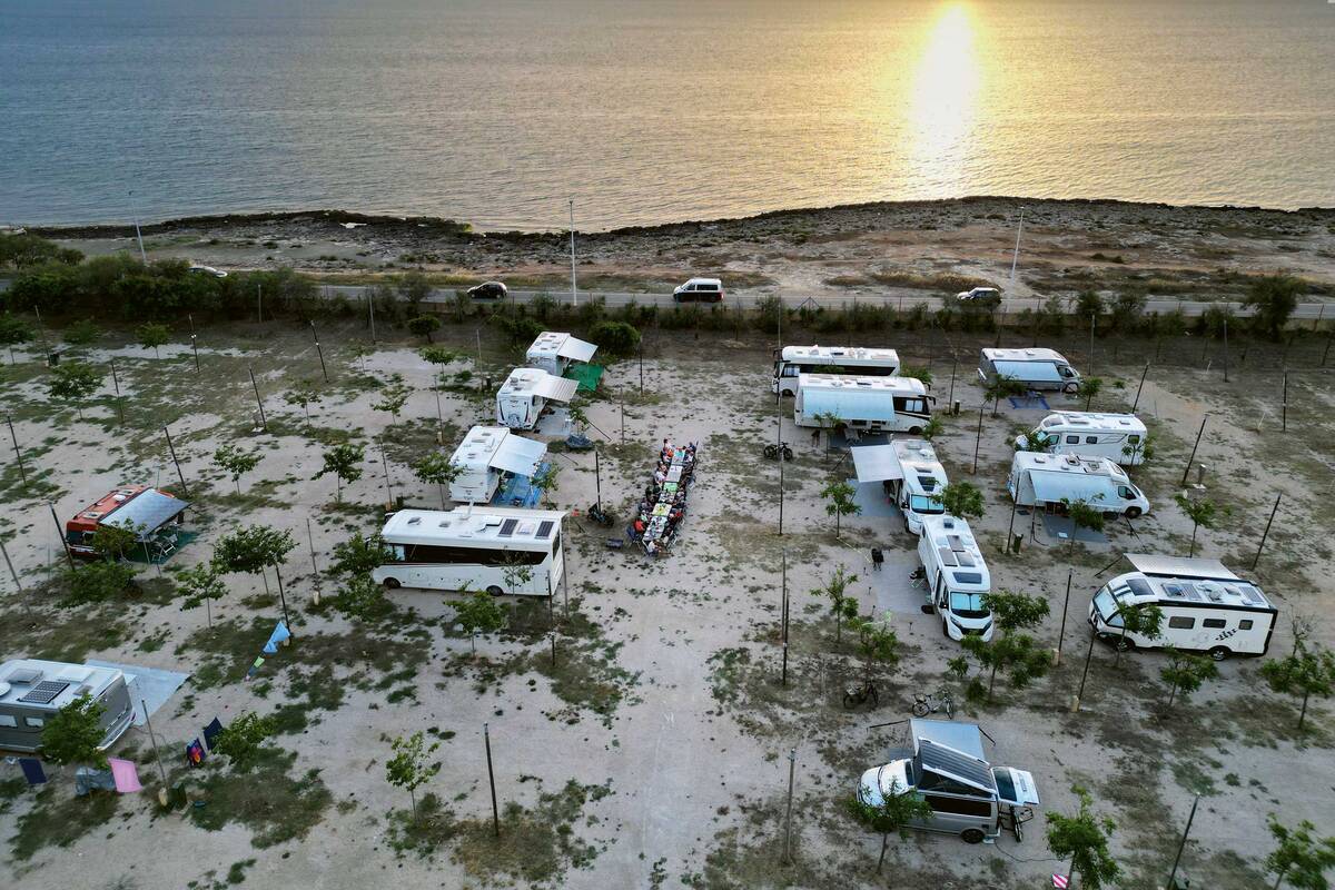 Un moment de détente au camping La Masseria autour d&#039;un dîner dans la lumière du soleil couchant.