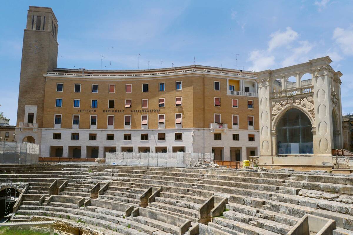L&#039;amphithéâtre romain de Lecce, où avait lieu autrefois des combats de gladiateurs, était constitué de cinq étages et pouvait accueillir 25 000 spectateurs.