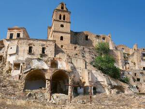 La ville fantôme de Craco Vecchia trône sur un rocher.