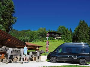 Devant la Sunnseit Hütte, des panneaux nous indiquent les distances qui nous séparent de Rome et de Berlin mais nous trouvons cette région au moins aussi intéressante pour un voyage en camping-car.