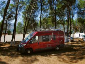 Camping avec vue – repos pur sous les pins près de Chefchaouen.