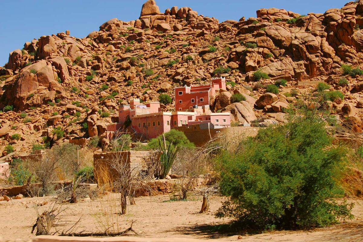 L&#039;oasis de montagne de Tafraoute, un paradis entouré de formations rocheuses spectaculaires.