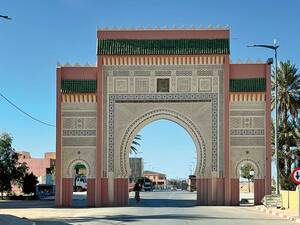 Das Stadttor von Rissani – Eingang zur historischen Wüstenstadt am Rande der Sahara.