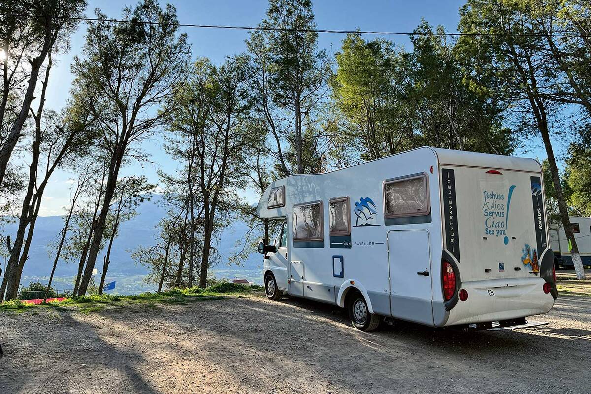 Emplacement pour camping-car dans le camping d’Azilan: dormir avec la vue sur Chefchaouen, la « perle bleue du Maroc ».