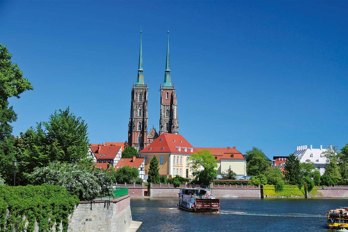 Blick auf den Breslauer Dom, der auf einer der zahlreichen Inseln liegt, die die Oder in Wrocław bildet.