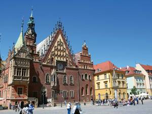 Das alte Rathaus von Wrocław prägt mit seiner eindrucksvollen gotischen Architektur den historischen Marktplatz.