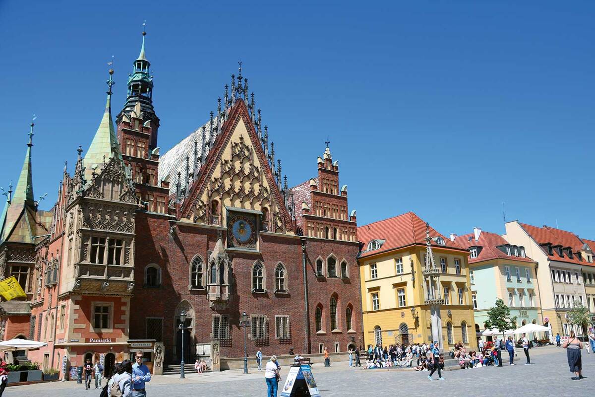 Das alte Rathaus von Wrocław prägt mit seiner eindrucksvollen gotischen Architektur den historischen Marktplatz.