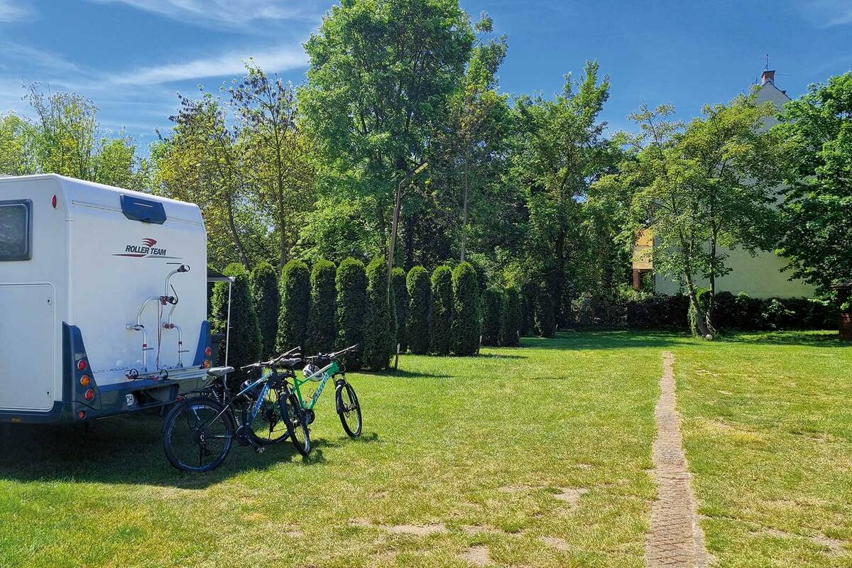 De nombreux campings polonais offrent un grand choix de places à ceux qui voyagent au printemps.
