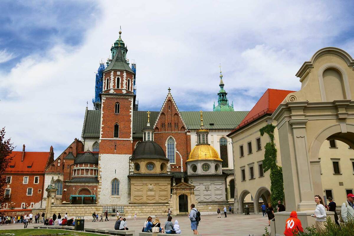 La cathédrale et le château de Wawel trônent au-dessus des toits de Cracovie.