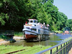 Moment inoubliable du voyage : les cinq plans inclinés du canal de l’Oberland. Ici, les bateaux sont transportés sur des rails à travers la terre ferme.