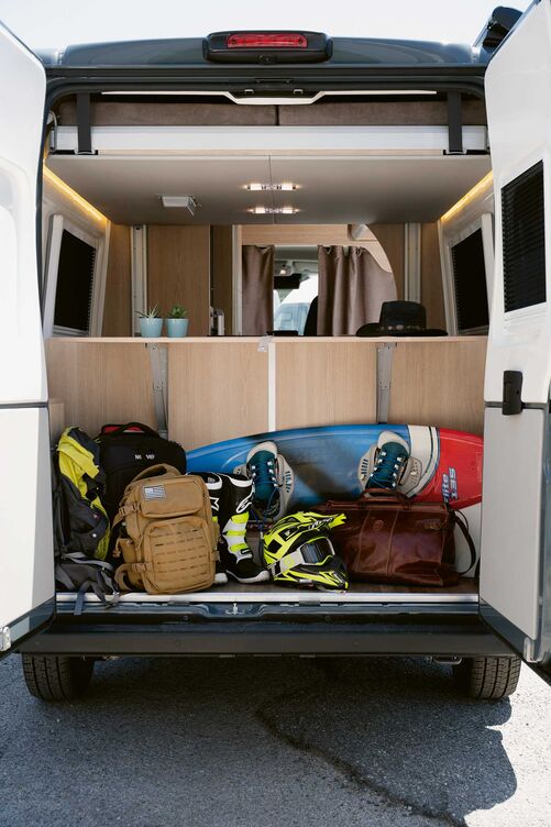 L’espace de stockage arrière peut abriter deux vélos.