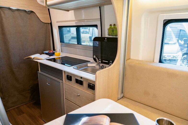 Bloc-cuisine à droite du véhicule, devant la dînette arrière.