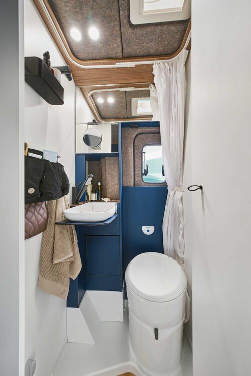 Grâce au système rabattable, le lavabo semble beaucoup plus grand, pour plus de confort. Cerise sur le gâteau : une fois rabattu, il disparaît presque entièrement dans la paroi arrière.