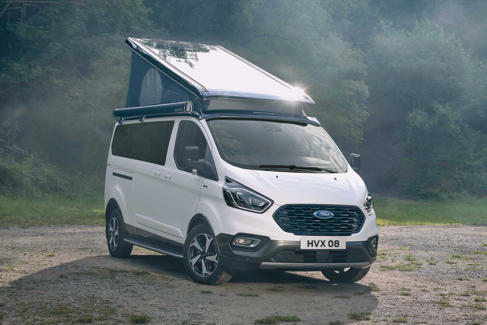 Le Ford Nugget Active dispose d’un toit typique, relevable à l'arrière, assurant une bonne liberté de mouvement dans la cuisine.