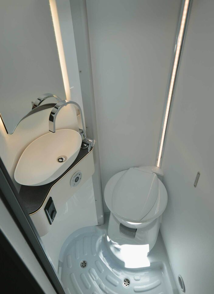 Grâce au mécanisme pivotant, la salle de bains occupe peu d’espace.