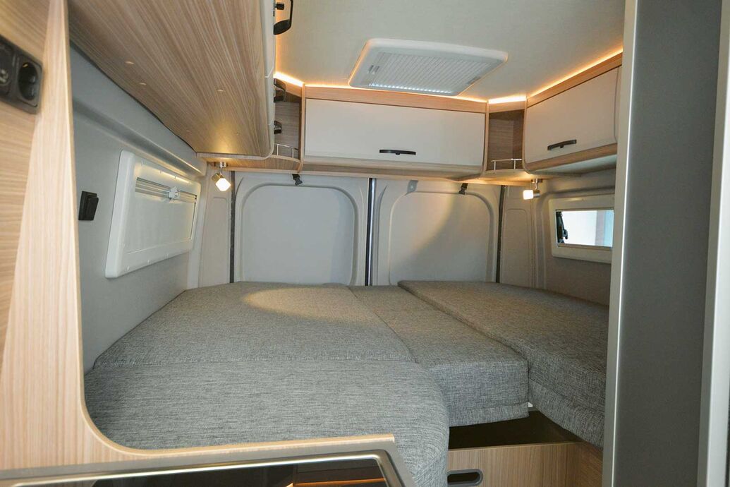 Les lits jumeaux avec partie centrale à l’arrière. Les fenêtres font partie de l’équipement de série.