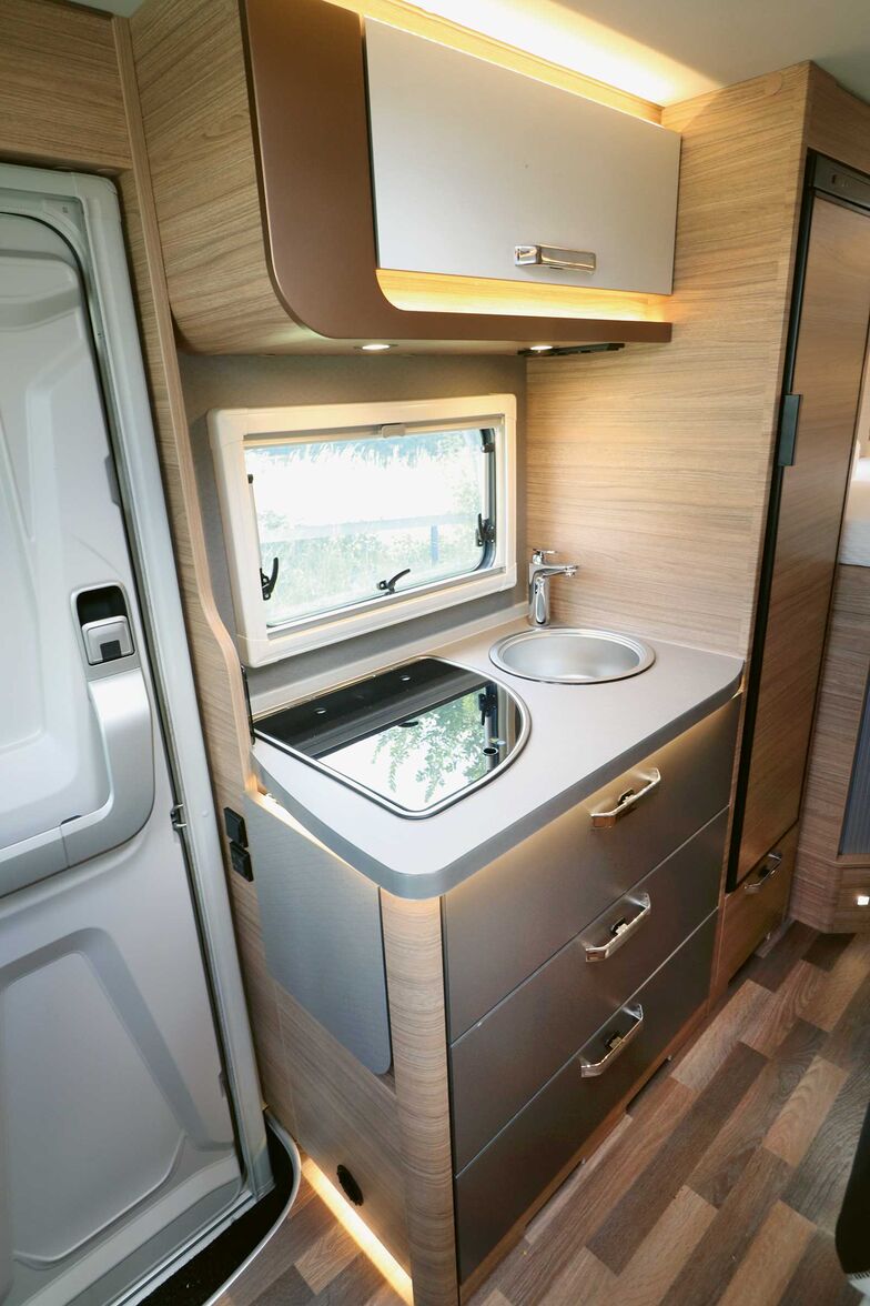 La cuisine compacte séduit aussi visuellement et peut être légèrement agrandie avec le plateau supplémentaire rabattable sur le côté.