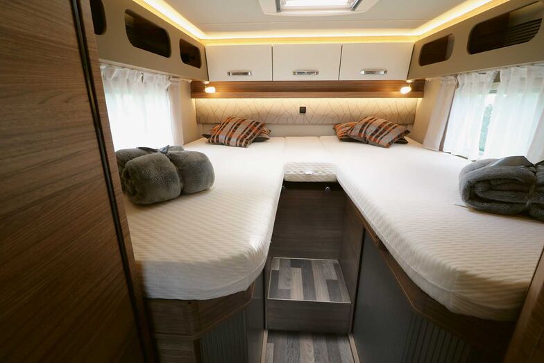 Malgré une largeur réduite, le Pepper 600 MEG offre des lits jumeaux de 80 cm de large qui peuvent être transformés en un grand lit double.