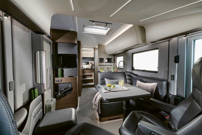 Vue depuis le cockpit sur les lits individuels à l’arrière. Les placards de pavillon de forme concave sont frappants.