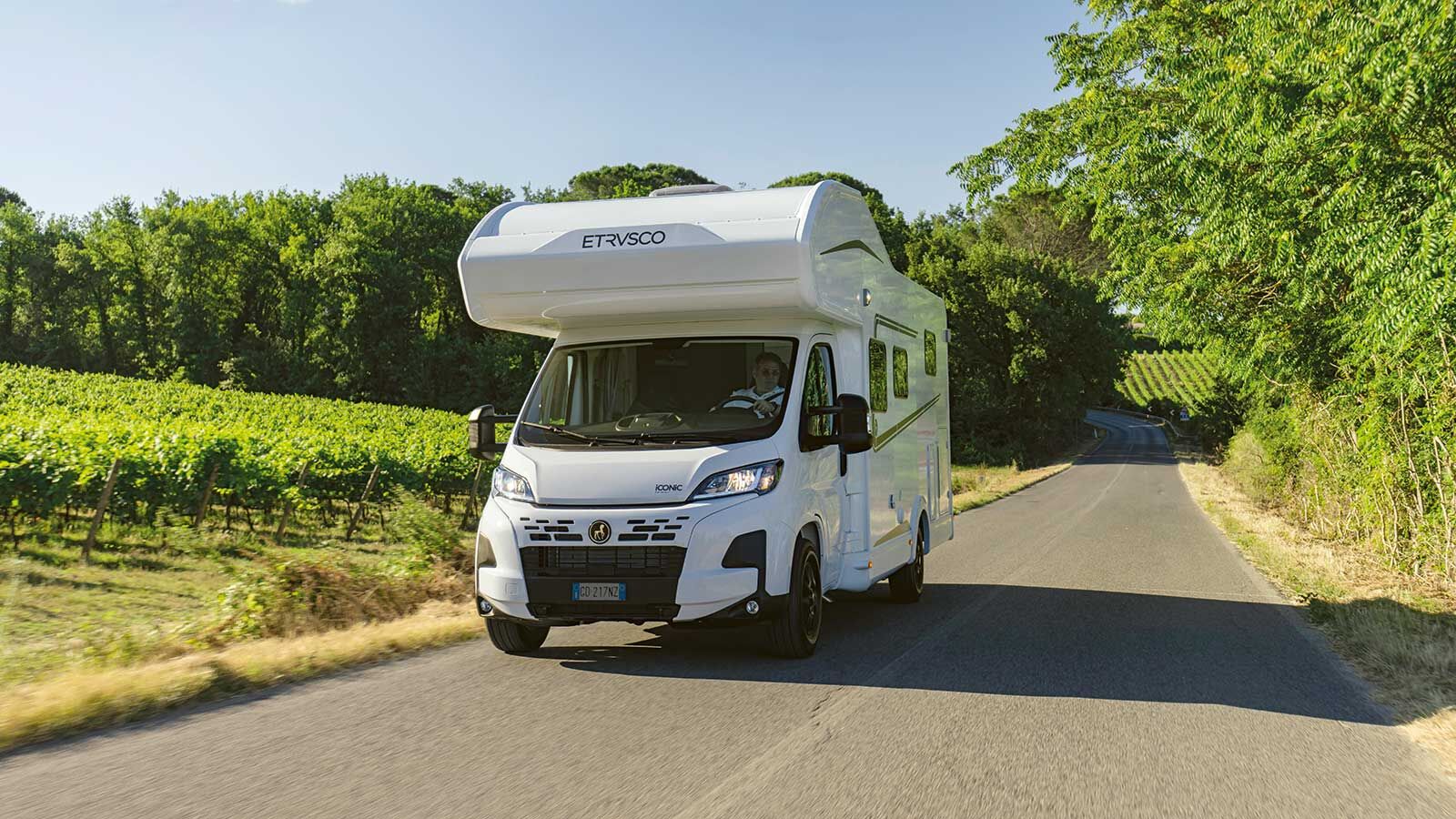 Les deux nouveaux modèles à alcôve d’Etrusco reposent sur une base de Fiat Ducato avec motorisation 140 chevaux et présentent une longueur de 6,99 m.