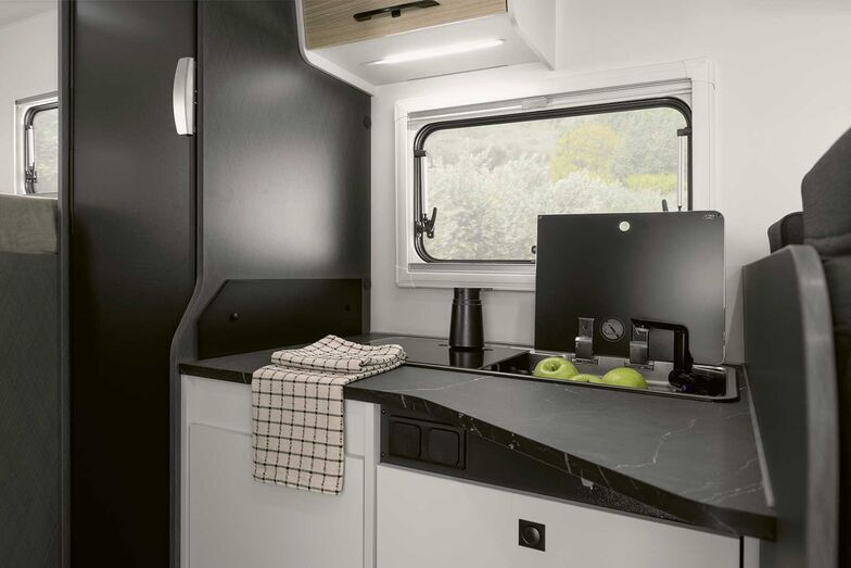 Bloc-cuisine avec plaque deux feux et évier.