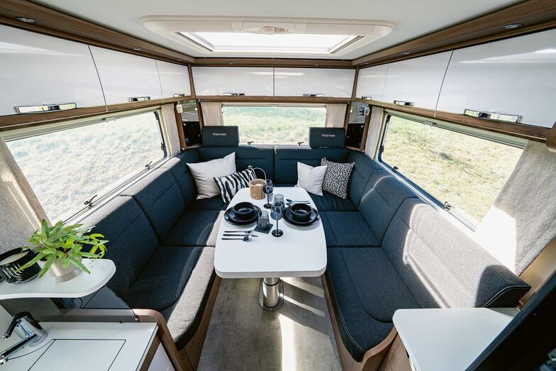 La grande dînette arrière, désormais plus angulaire, est spacieuse.