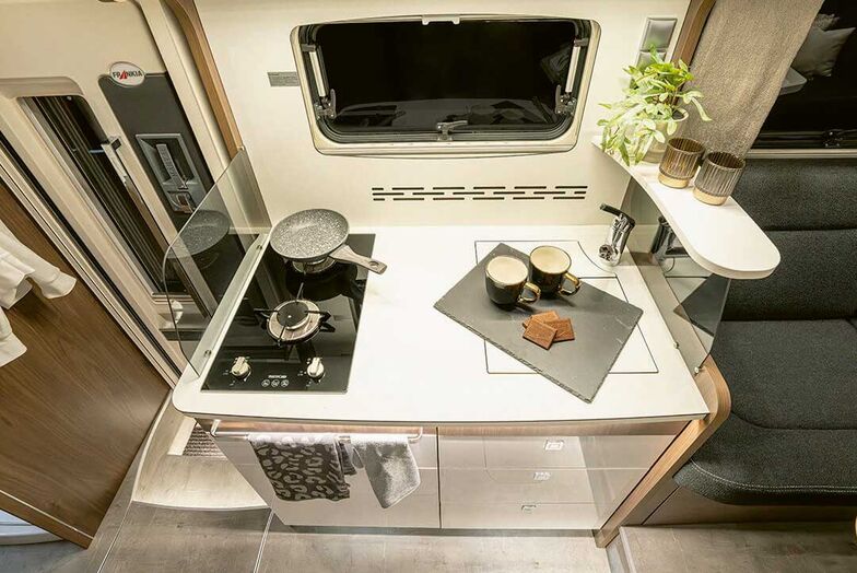 Bloc-cuisine avec tiroirs dotés de la fonction Soft Close, évier et plaque de cuisson.