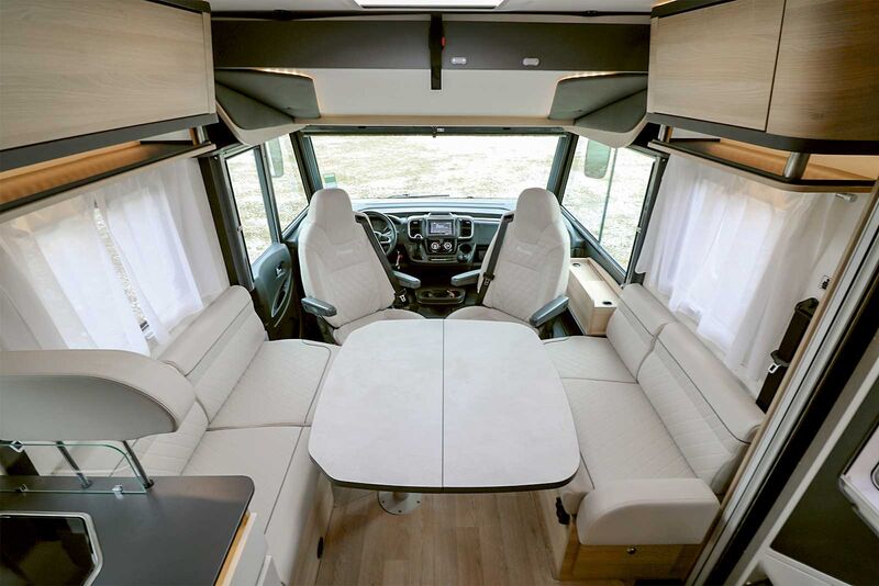 La spacieuse dînette avec banquettes en face-à-face, sièges de cabine pivotants et plateau adaptable offre suffisamment d’espace, même pour les groupes plus importants.