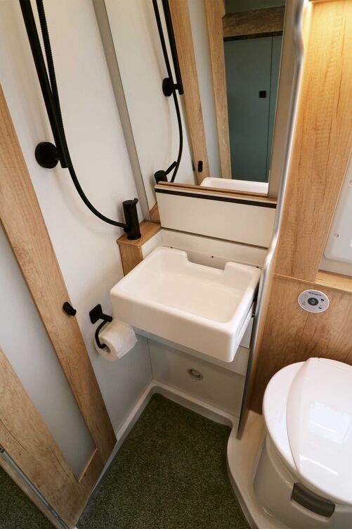 Solide mitigeur sur le lavabo, dont la douchette sert également à se doucher.