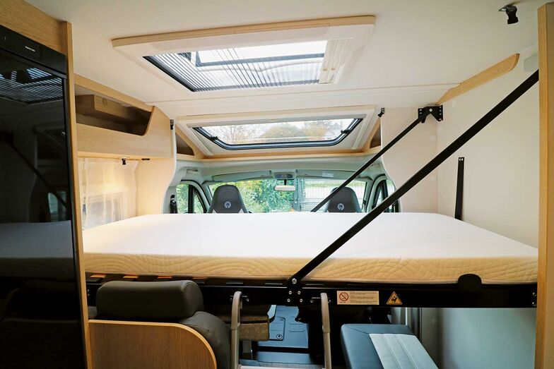 Le lit Easy Fold mesure 185 par 80 cm et est doté d’un confortable matelas en mousse haute densité posé sur un sommier à lattes en bois.