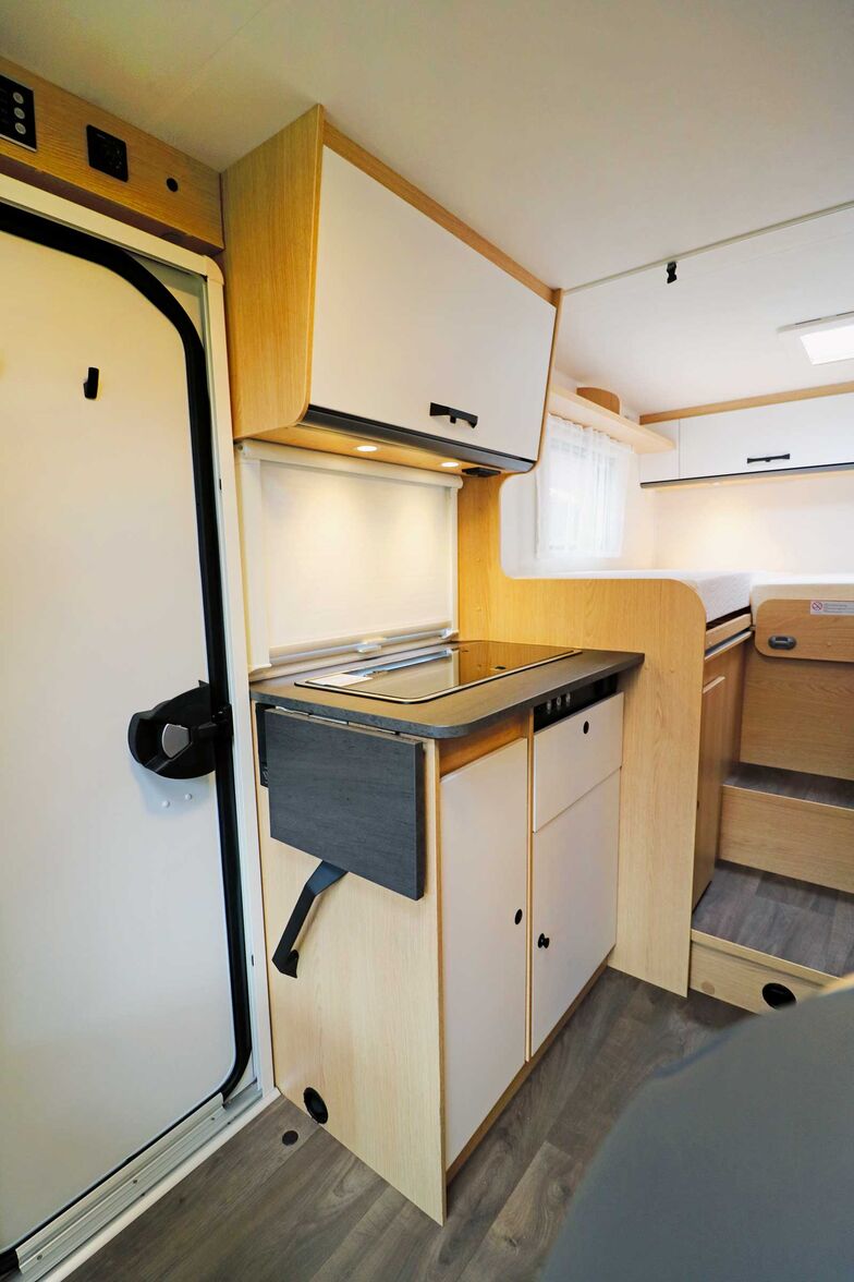 La cuisine compacte à côté de la porte d’entrée contient tout l’essentiel et séduit esthétiquement par ses façades claires.