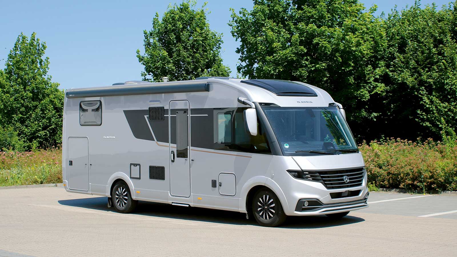 La configuration de test du Supersonic 780 SL s’avère globalement intéressante, le design extérieur exclusif, la base de Sprinter Mercedes-Benz et l’élégant aménagement intérieur lui apportant de nombreux points supplémentaires.
