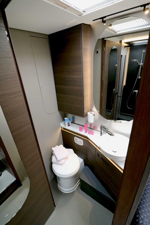 L’espace sanitaires est convaincant du point de vue de l’esthétique, de la fonctionnalité et de l’équipement mais offre également une bonne liberté de mouvement sur le W.C. de biais ainsi que dans la grande douche, l’espace pour les pieds étant néanmoins limité par le passage de roue.