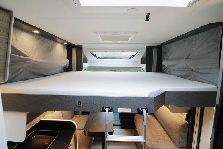 Lit pavillon à commande électrique avec grand couchage de 198 × 140 cm et confortable matelas en mousse haute densité posé sur un sommier à lattes en bois.