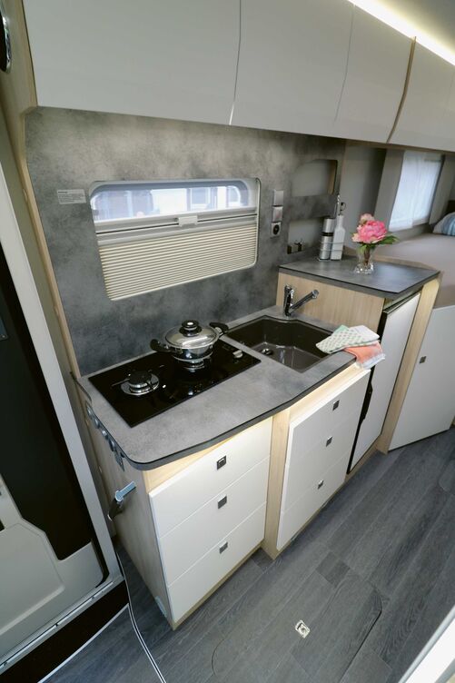 La cuisine du Neo Black Line séduit par son allure élégante et son plan de travail surélevé au-dessus du réfrigérateur à compresseur 84 litres.