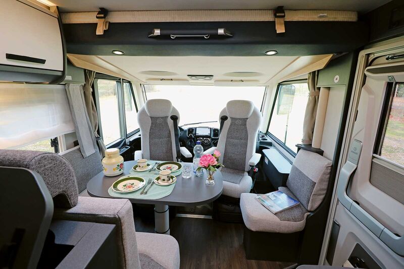 Avec sa banquette en L, son siège latéral, les confortables sièges de cabine et sa table à colonne adaptable, l’espace à vivre invite à la détente.