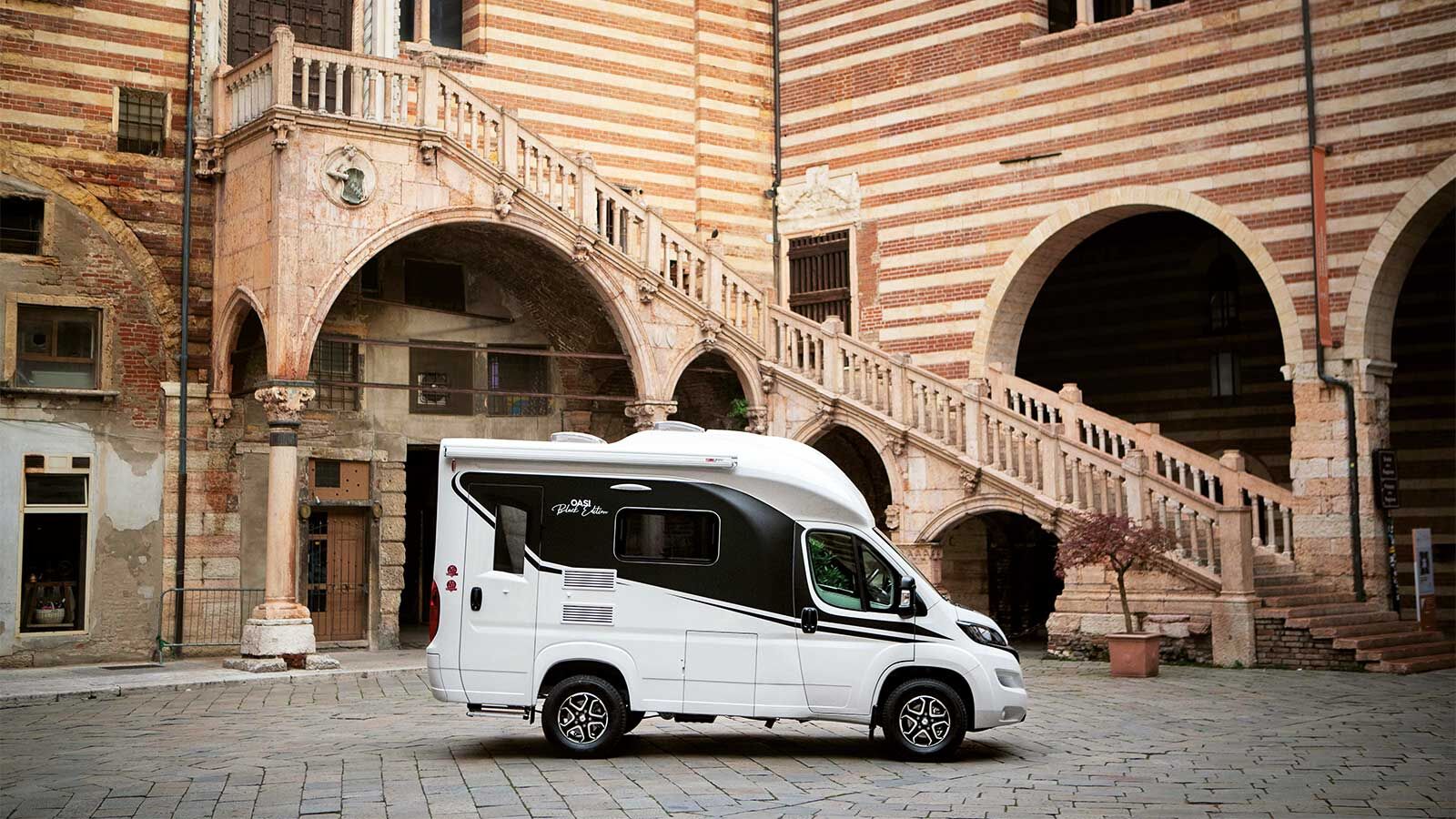 Le Wingamm Oasi 540.1 mesure 225 cm de large pour 296 de haut, avec un surplomb arrière de 147 cm.