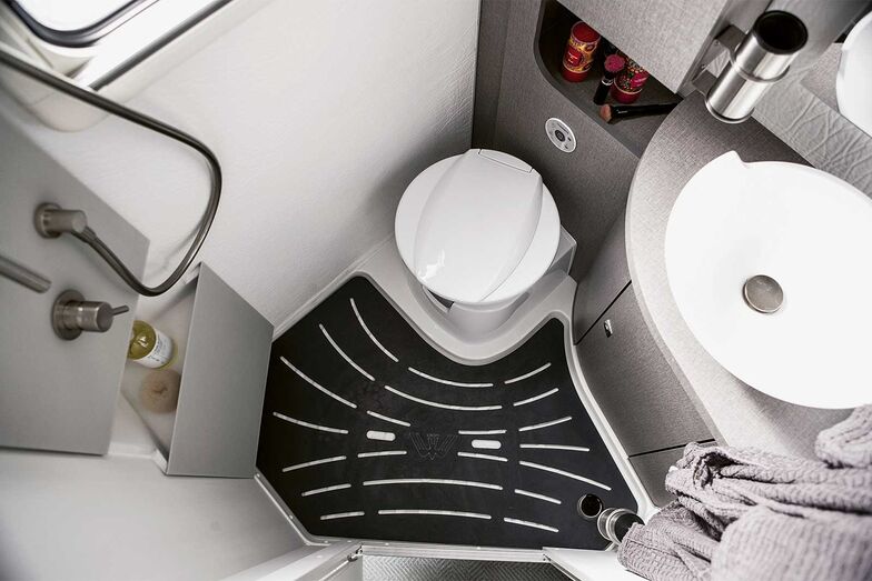 Compact et bien pensé : l’espace sanitaires de l’Oasi 540.1 avec W.C., lavabo et bac de douche en plastique renforcé de fibres de verre.